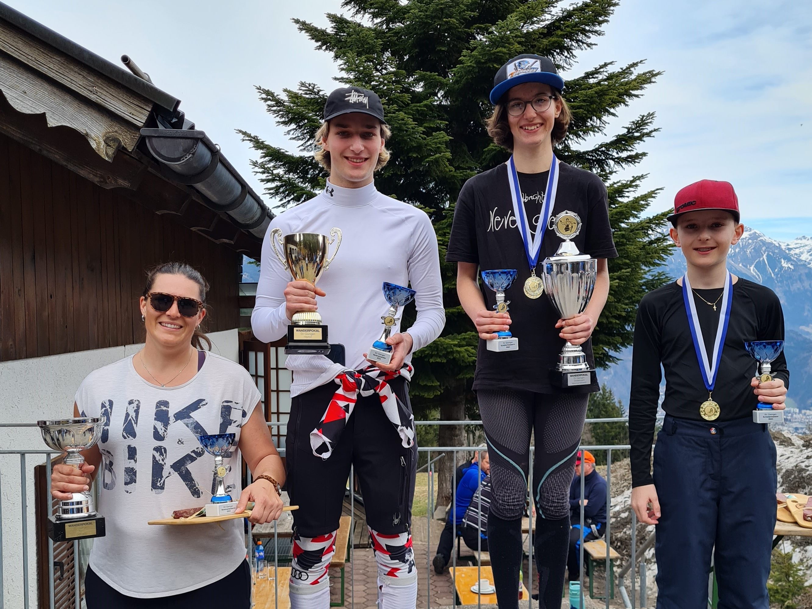 v.l. Sabine Rederer (Vereinsmeisterin), Jakob Amann (Vereinsmeister), Ladina Jud (Schüler- und Snowboardvereinsmeisterin), Simon Siller (Schülervereinsmeister) v.l. Sabine Rederer (Vereinsmeisterin), Jakob Amann (Vereinsmeister), Ladina Jud (Schüler- und Snowboardvereinsmeisterin), Simon Siller (Schülervereinsmeister)