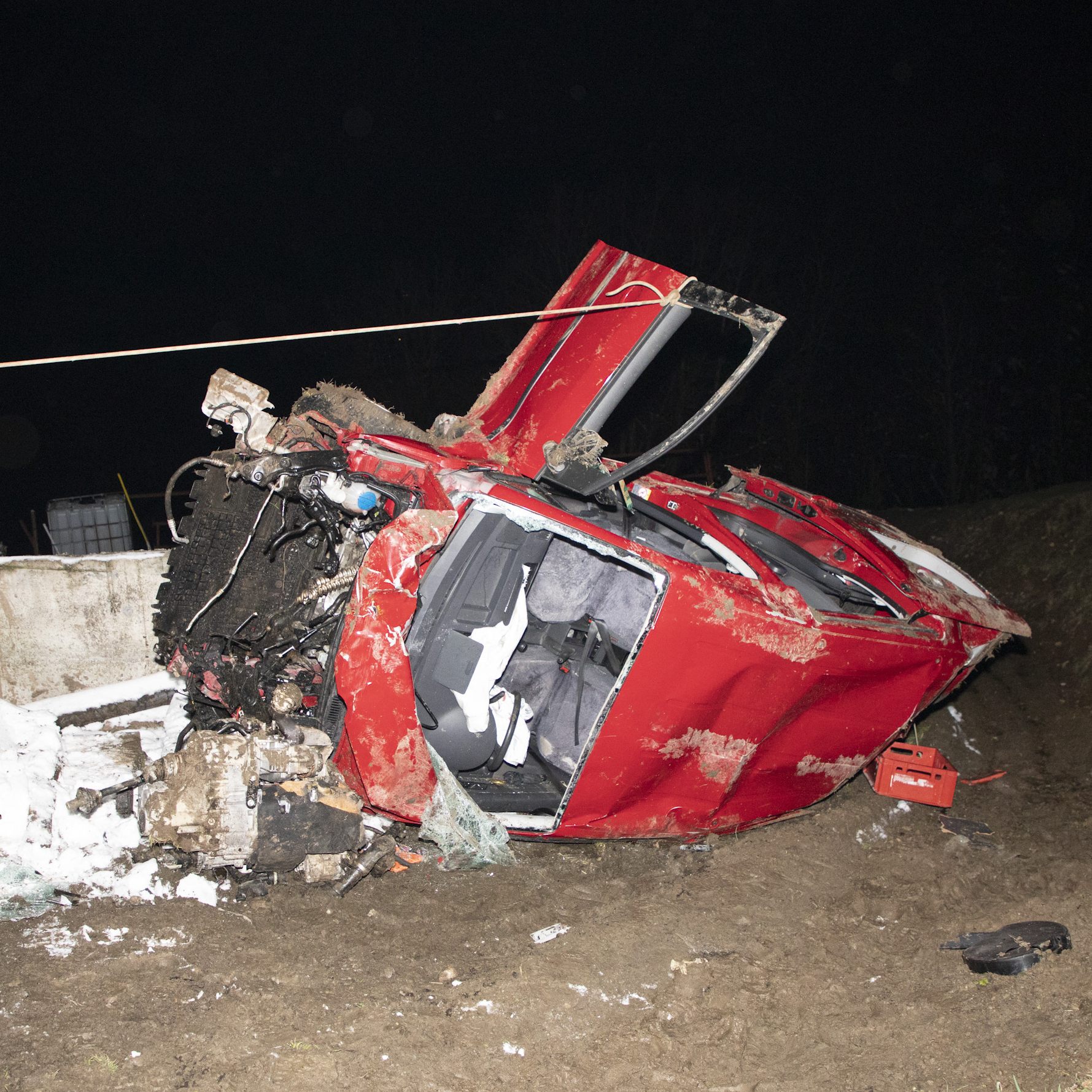 Das Auto kam knapp vor einem Gebäude zum Liegen.