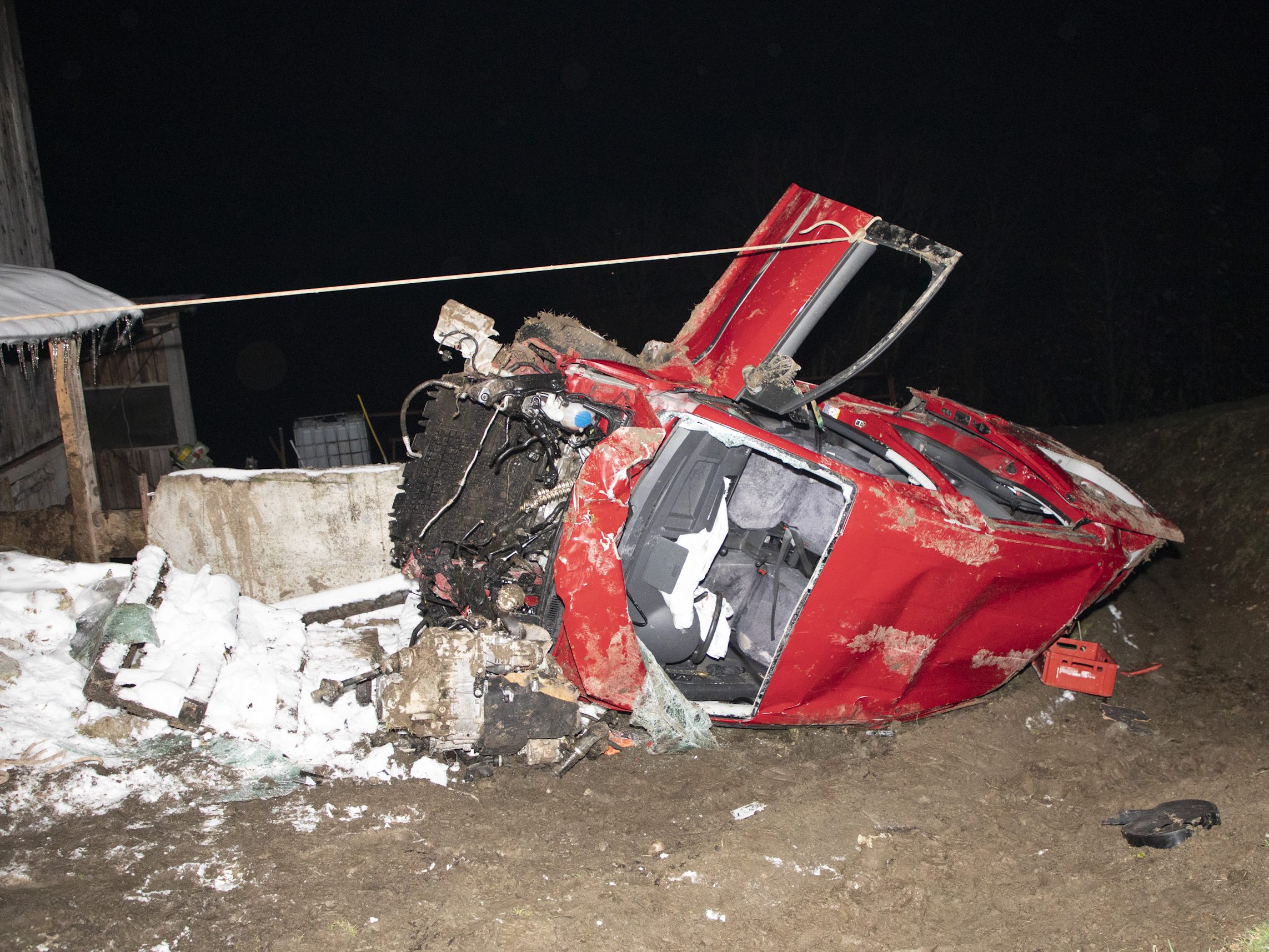 Das Auto kam knapp vor einem Gebäude zum Liegen.