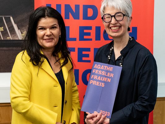 Vizebürgermeisterin Sandra Schoch mit der diesjährigen Preisträgerin Elisabeth Stöckler.