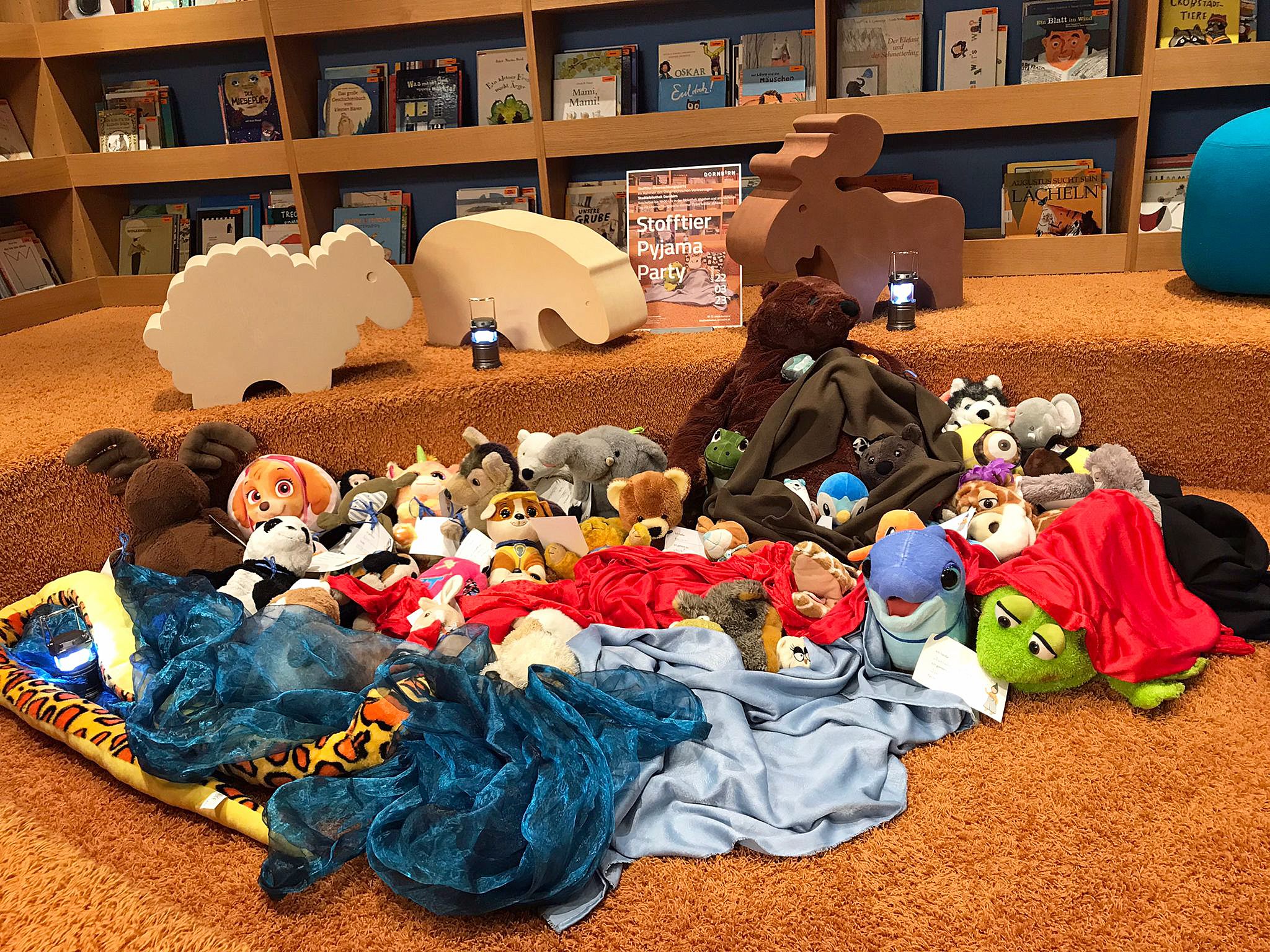 50 Kuscheltiere wurden zur Lesenacht in die Stadtbibliothek gebracht. 50 Kuscheltiere wurden zur Lesenacht in die Stadtbibliothek gebracht.