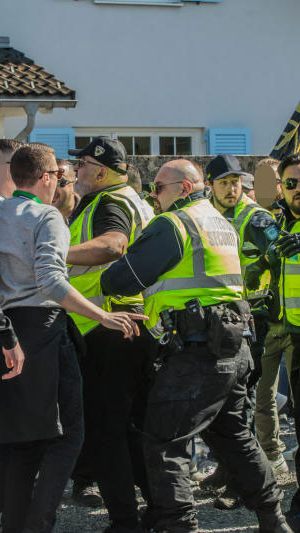 Es wurden fünf Sicherheitsleute verletzt.