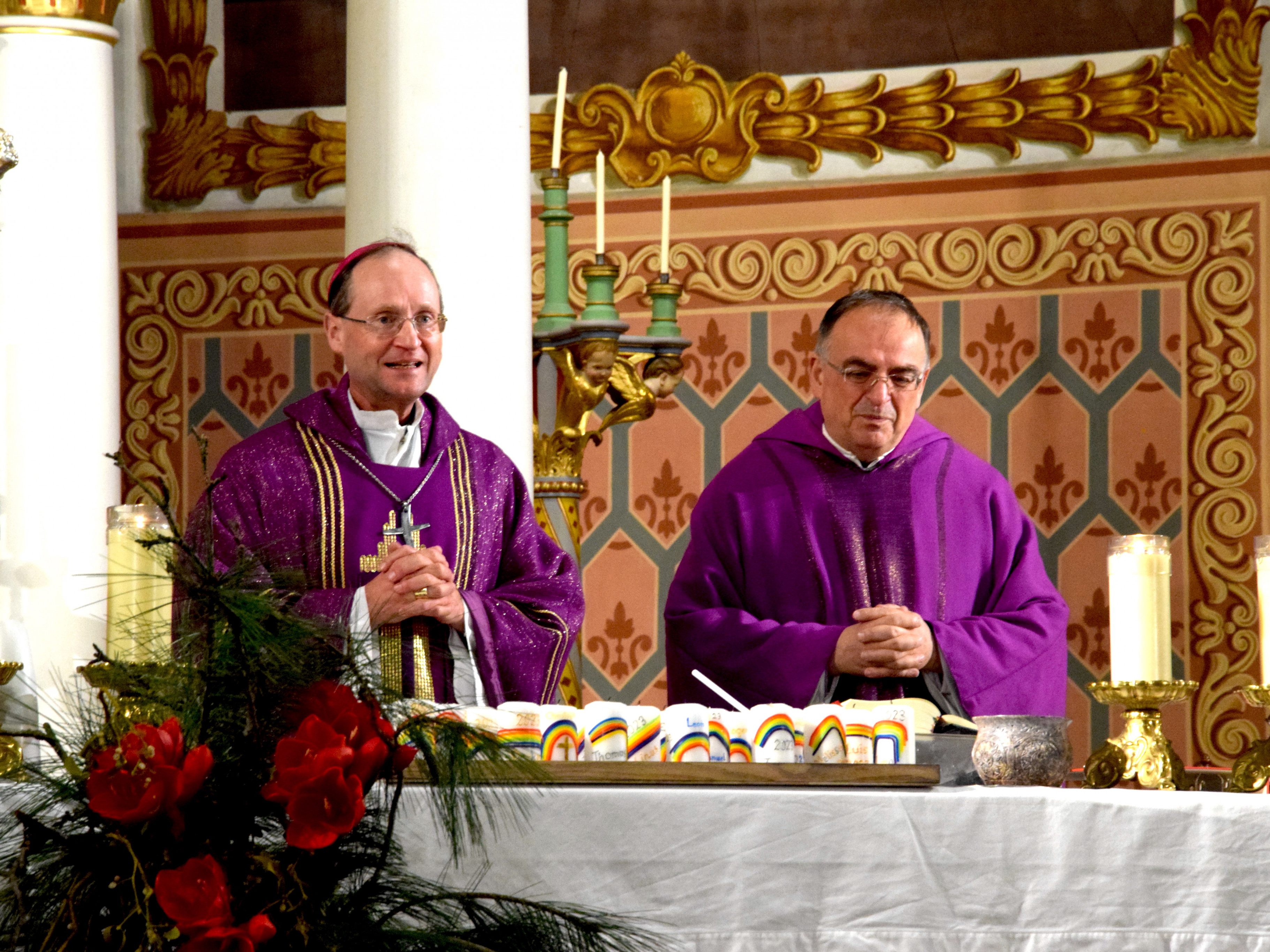 Der Wiener Weihbischof Stephan Turnovszky, Jugendbischof der Österreichischen Bischofskonferenz, und Pfarrmoderator Hans Tinkhauser am Altar des Schrunser Münsters