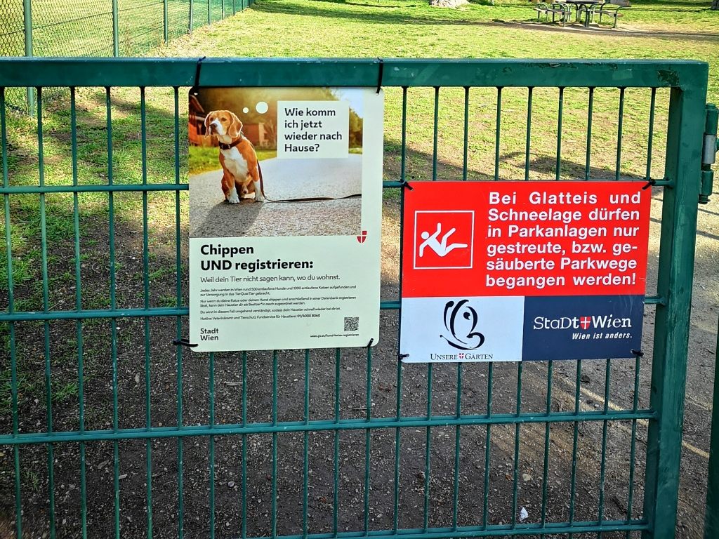 Die neuen Schilder bei Wiener Hundezonen. Die neuen Schilder bei Wiener Hundezonen.