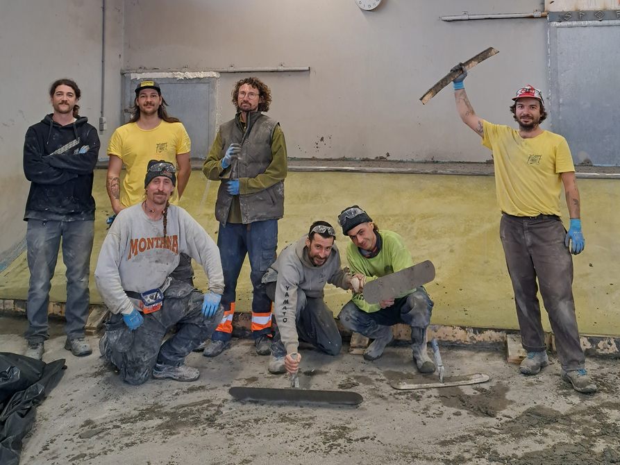 Das Team der Firma Spoffparks, welche die Rampen in der Skatehalle gebaut hat: Ruben, Luki, Matt, Frido, Ben, Nikki, Alois (v. l.)