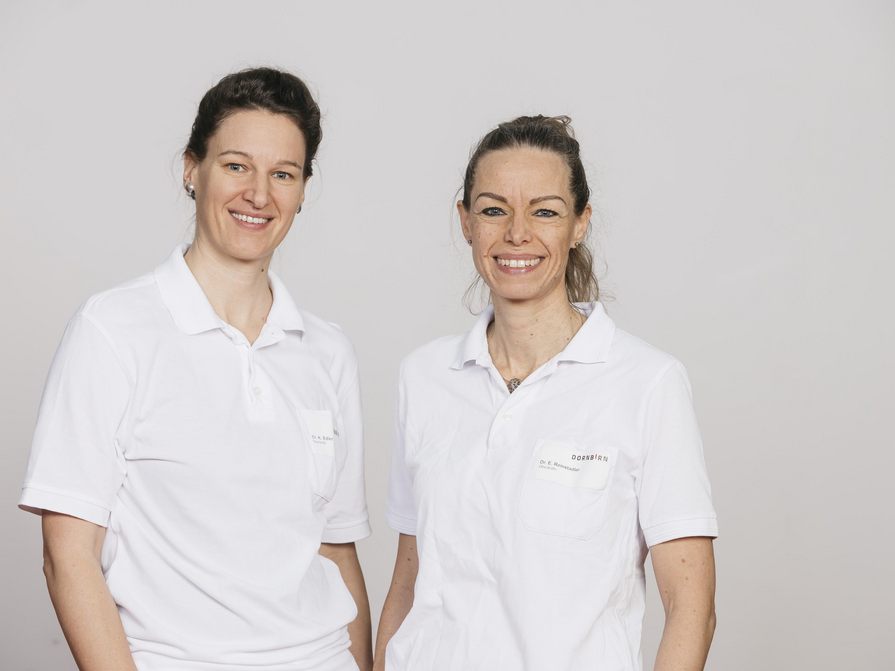 OÄ Dr. Evi Reinstadler (r.) übergibt die Leitung der Spezialambulanz an OÄ Dr. Katharina Edler