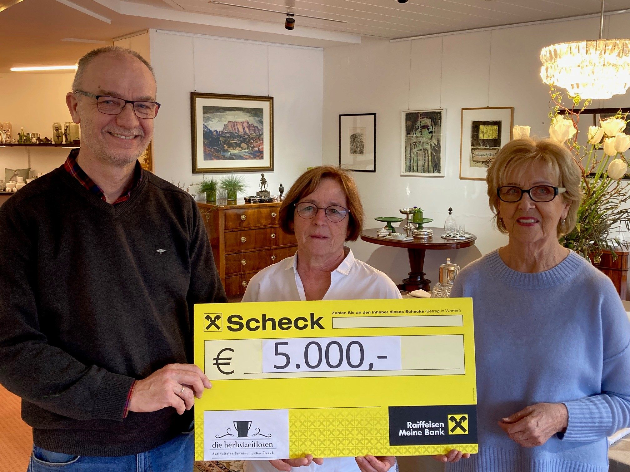 Margit Fleisch und Brigitte Mathis übergaben stellvertretend einen Spendenscheck in Höhe von 5.000 Euro an Karl Bitschnau, Leiter von Hospiz Vorarlberg.