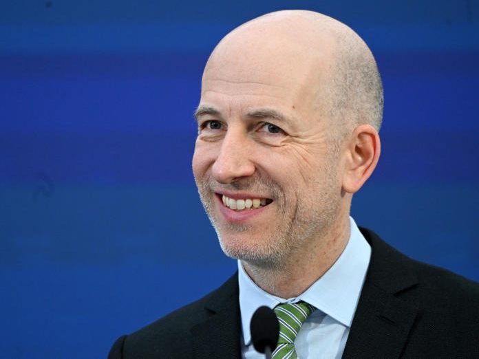 Kocher präsentierte das Ergebnis der Sprit-Preiskommission. Kocher präsentierte das Ergebnis der Sprit-Preiskommission.