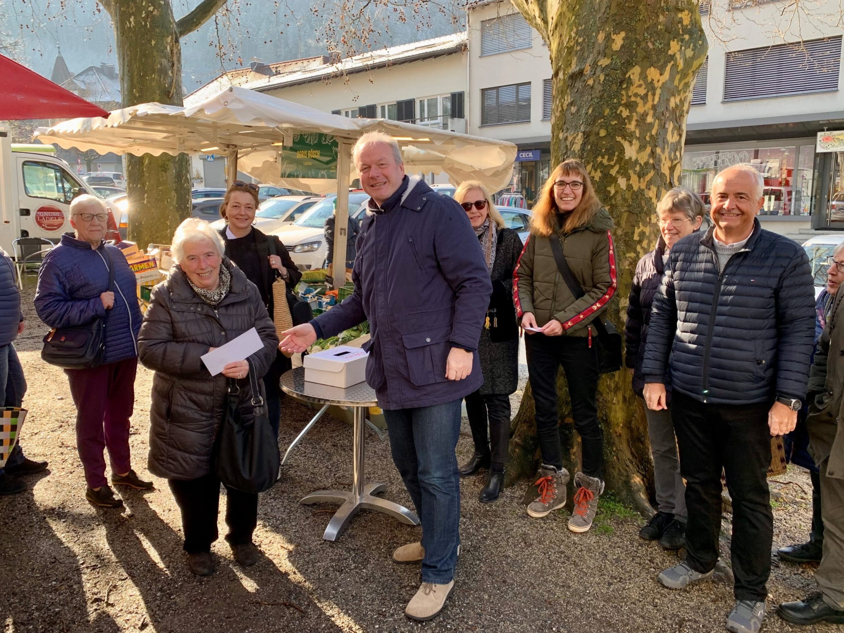 Bürgermeister Christian Loacker übergab die  Einkaufsgutscheine auf der Einkaufs-Sammelpass-Aktion