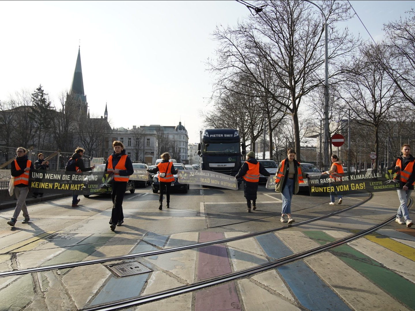 "Im Schneckentempo" marschierten Klimaaktivisten Montagfrüh am Wiener Gürtel und Ring. "Im Schneckentempo" marschierten Klimaaktivisten Montagfrüh am Wiener Gürtel und Ring.