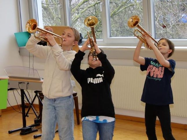 Instrumente zum Ausprobieren und Musikschullehrer zum Kennenlernen Instrumente zum Ausprobieren und Musikschullehrer zum Kennenlernen. Instrumente zum Ausprobieren und Musikschullehrer zum Kennenlernen Instrumente zum Ausprobieren und Musikschullehrer zum Kennenlernen.