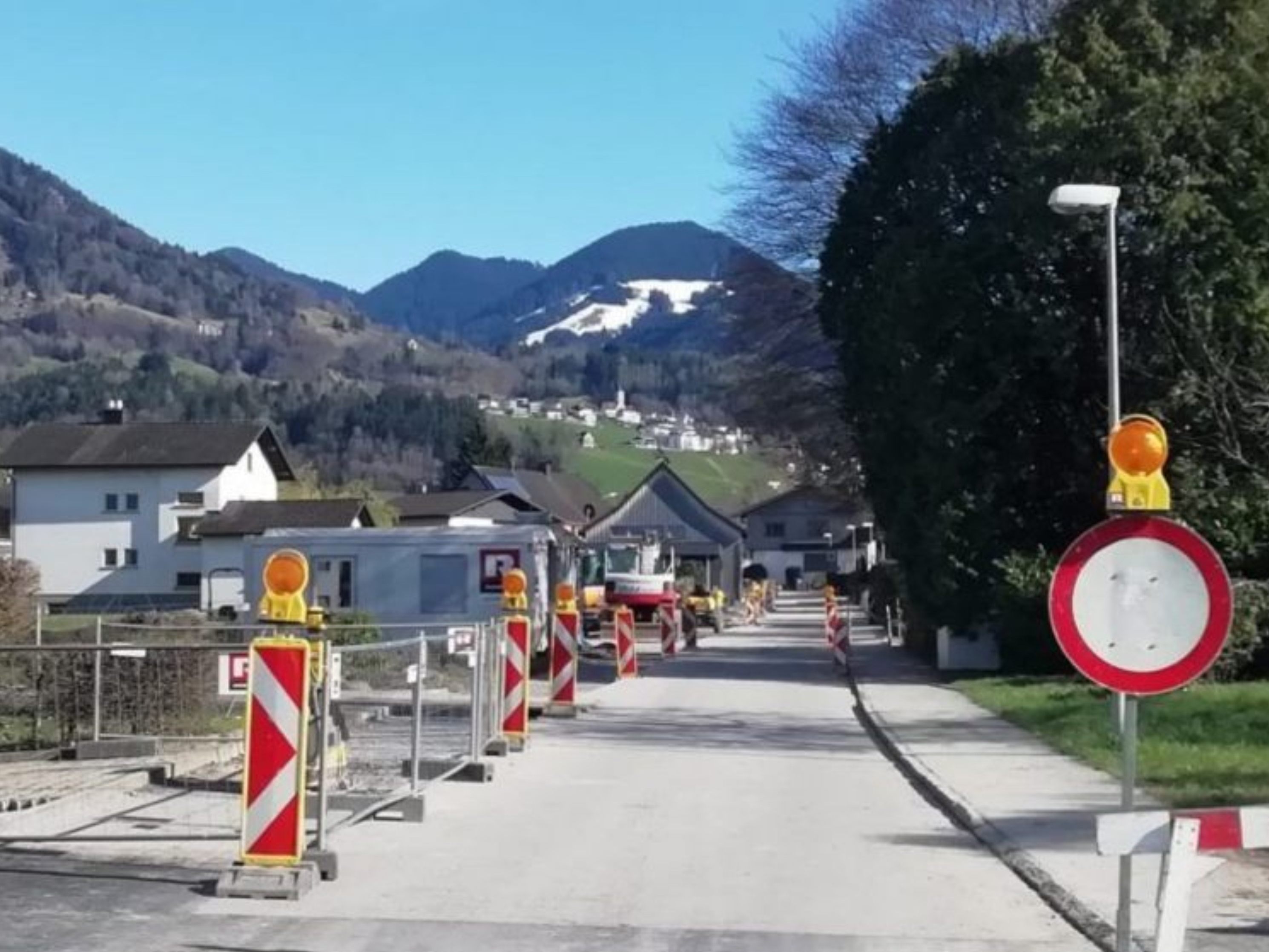 In Röthis kommt es aufgrund von Bauarbeiten am Wasserleitungssystem teils zu erheblichen Verkehrsbehinderungen In Röthis kommt es aufgrund von Bauarbeiten am Wasserleitungssystem teils zu erheblichen Verkehrsbehinderungen