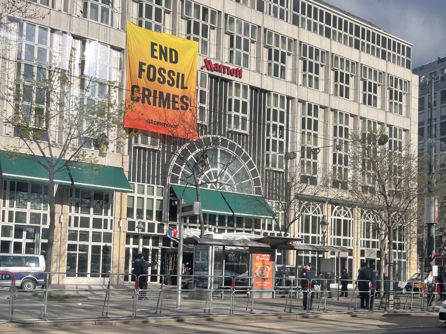 Am Konferenzort entrollten Greenpeace-Aktivisten ein Banner. Am Konferenzort entrollten Greenpeace-Aktivisten ein Banner.