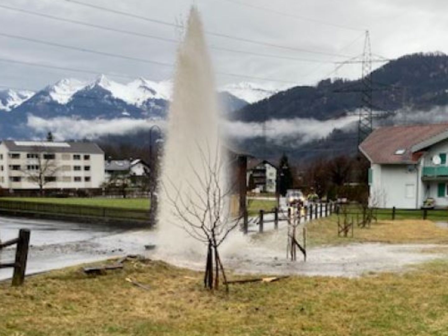 Mit Pkw gegen Hydrant gefahren