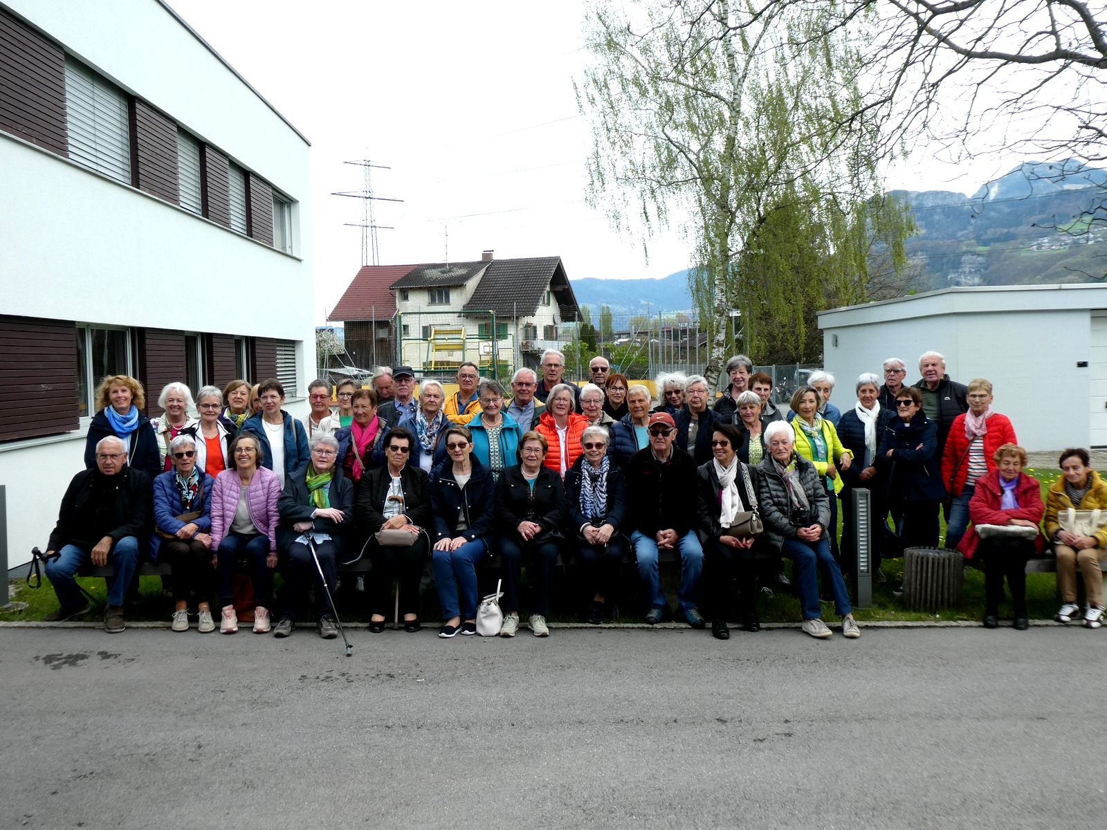 Die interessierte Senioren-Gruppe vor der Landwirtschaftsschule Die interessierte Senioren-Gruppe vor der Landwirtschaftsschule