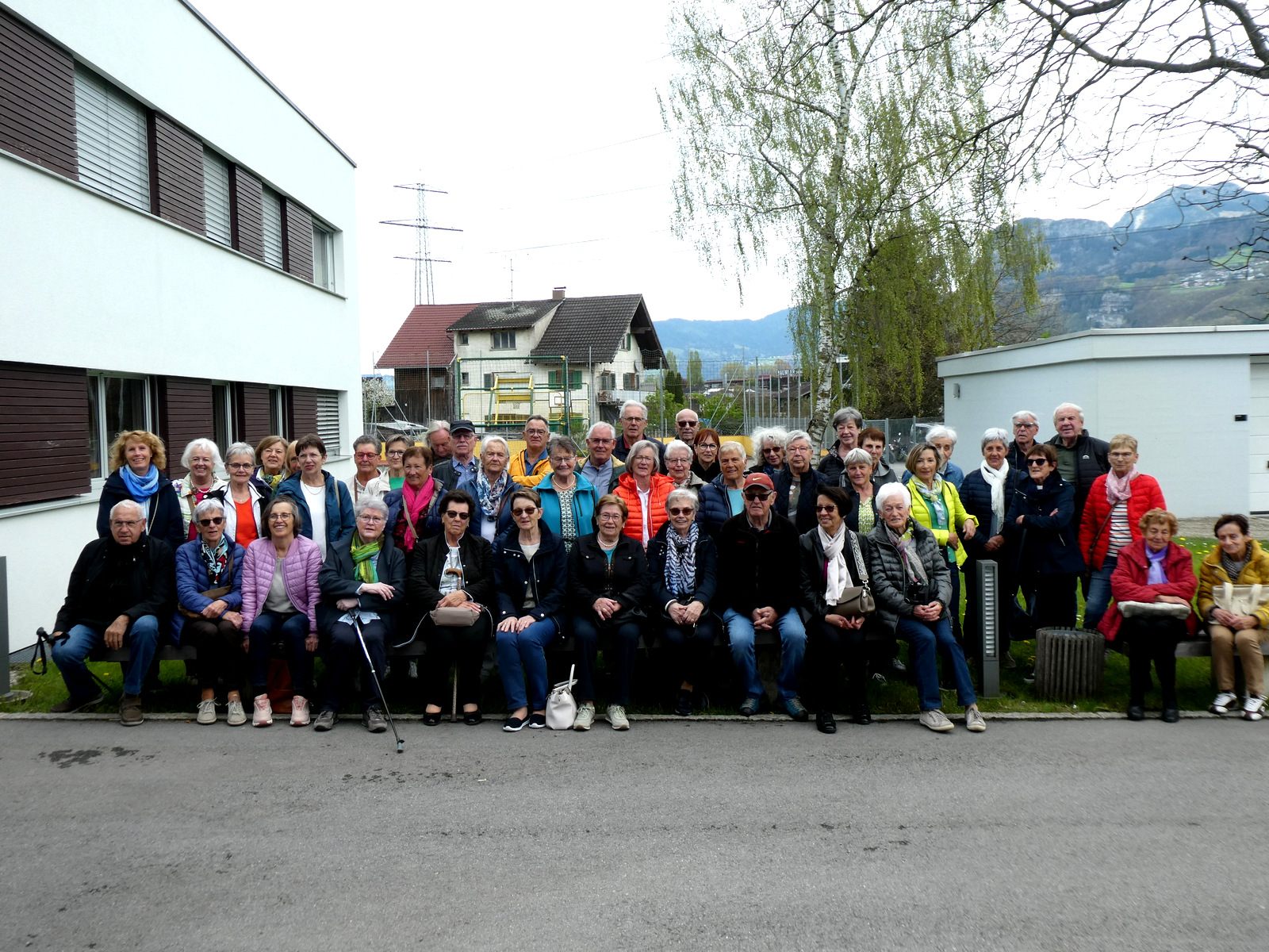 Die interessierte Senioren-Gruppe vor der Landwirtschaftsschule