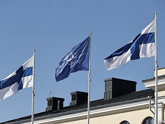 NATO-Flagge vor dem Außenministerium in Finnland NATO-Flagge vor dem Außenministerium in Finnland