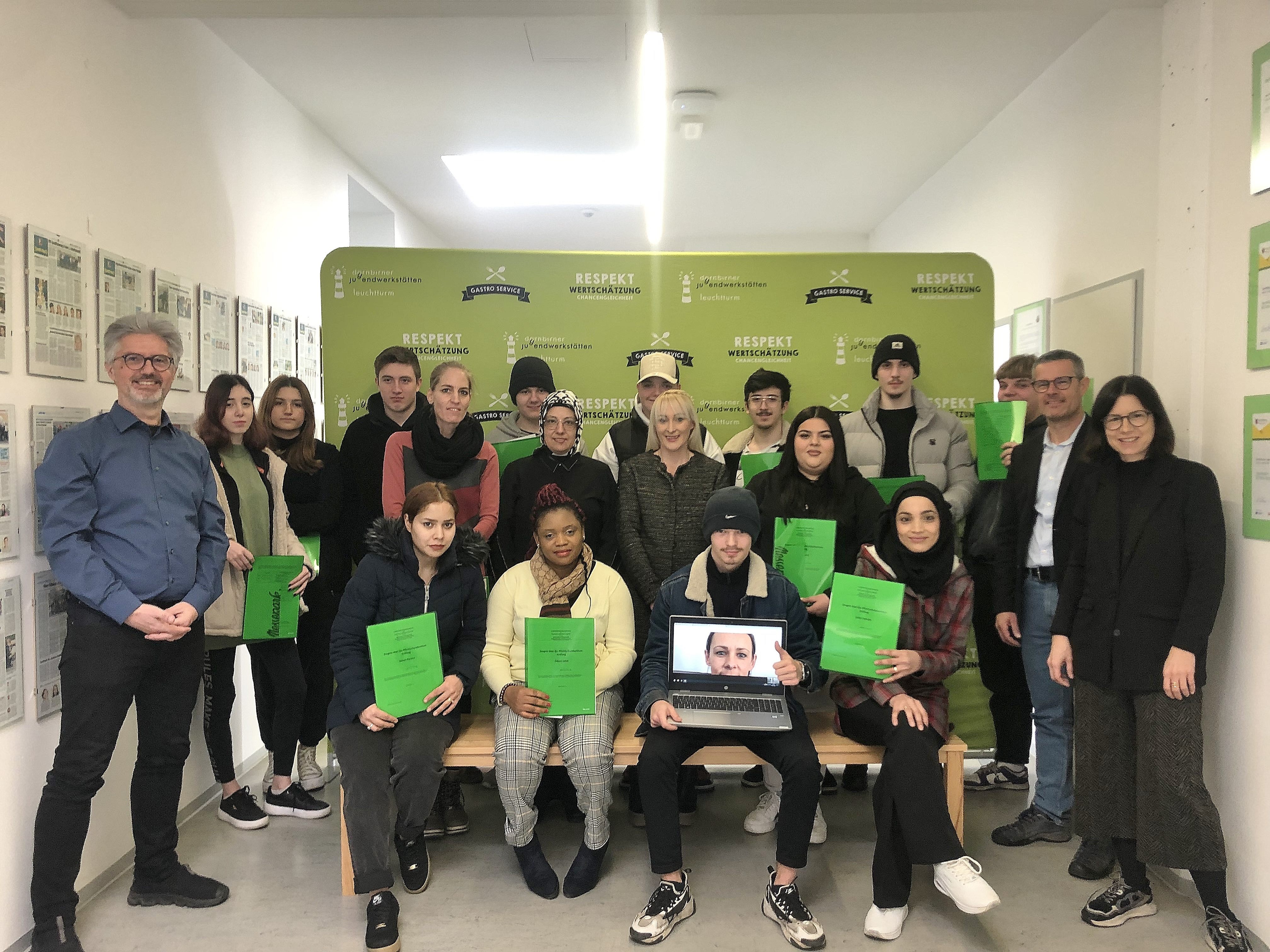 Das Projekt "Leuchtturm", bei dem der Pflichtschulabschluss nachgeholt werden kann, gehört zu den Erfolgsgeschichten der Dornbirner Jugendwerkstätten. Das Projekt "Leuchtturm", bei dem der Pflichtschulabschluss nachgeholt werden kann, gehört zu den Erfolgsgeschichten der Dornbirner Jugendwerkstätten.