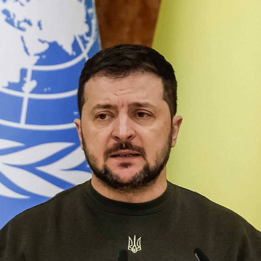 Der ukrainische Präsident Wolodymyr Selenskyj erließ am Samstag per Dekret gleich mehrere schwarze Listen mit Hunderten Firmen, Organisationen und Personen, die den russischen Angriffskrieg unterstützt haben sollen.