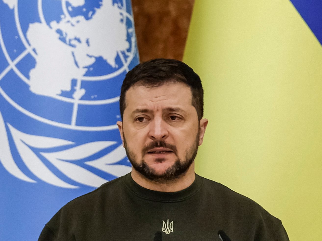 Der ukrainische Präsident Wolodymyr Selenskyj erließ am Samstag per Dekret gleich mehrere schwarze Listen mit Hunderten Firmen, Organisationen und Personen, die den russischen Angriffskrieg unterstützt haben sollen.