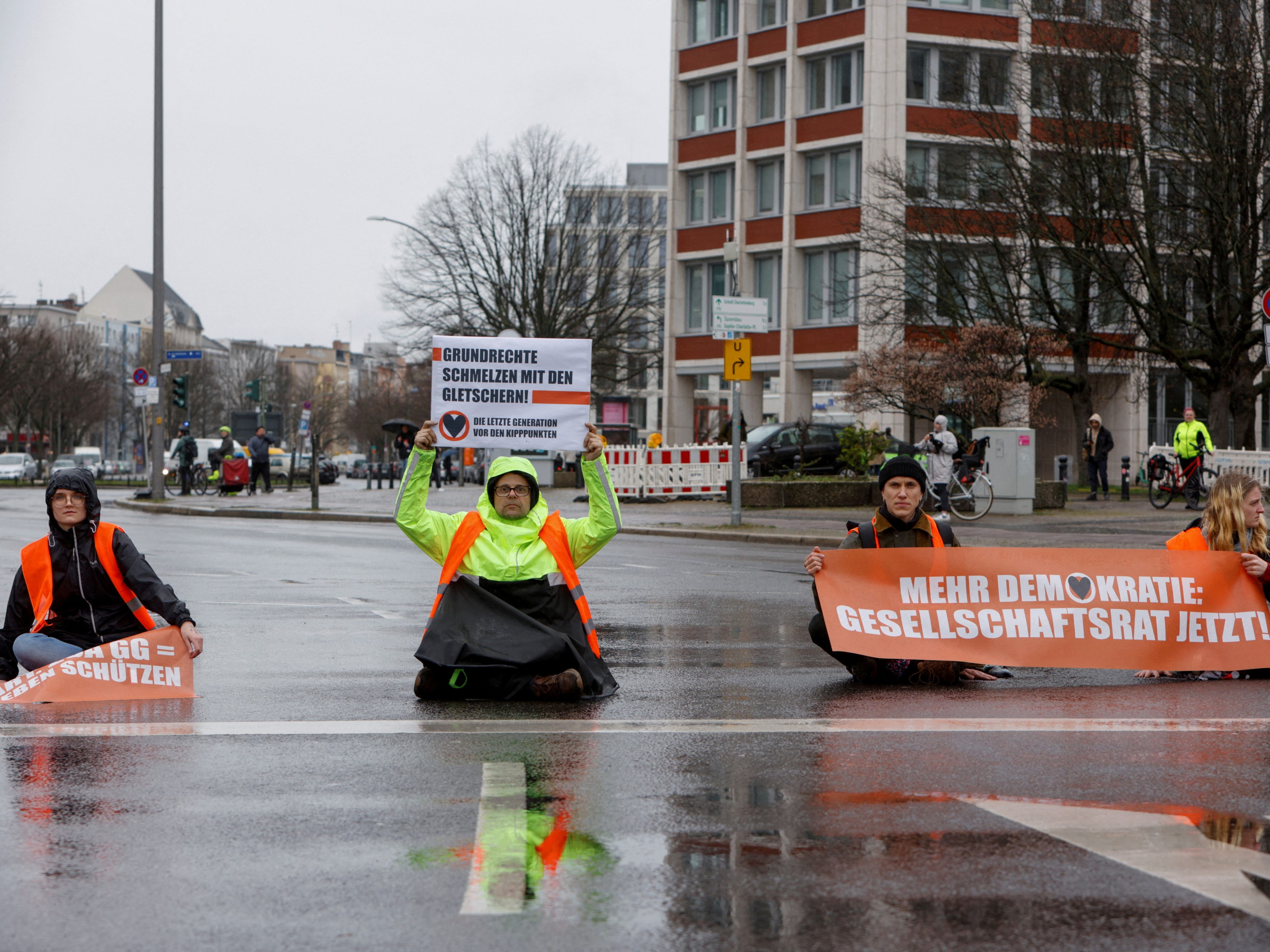 Die Klebe-Aktionen der "Letzten Generation" kommen bei Fridays For Future nicht gut an. Die Klebe-Aktionen der "Letzten Generation" kommen bei Fridays For Future nicht gut an.