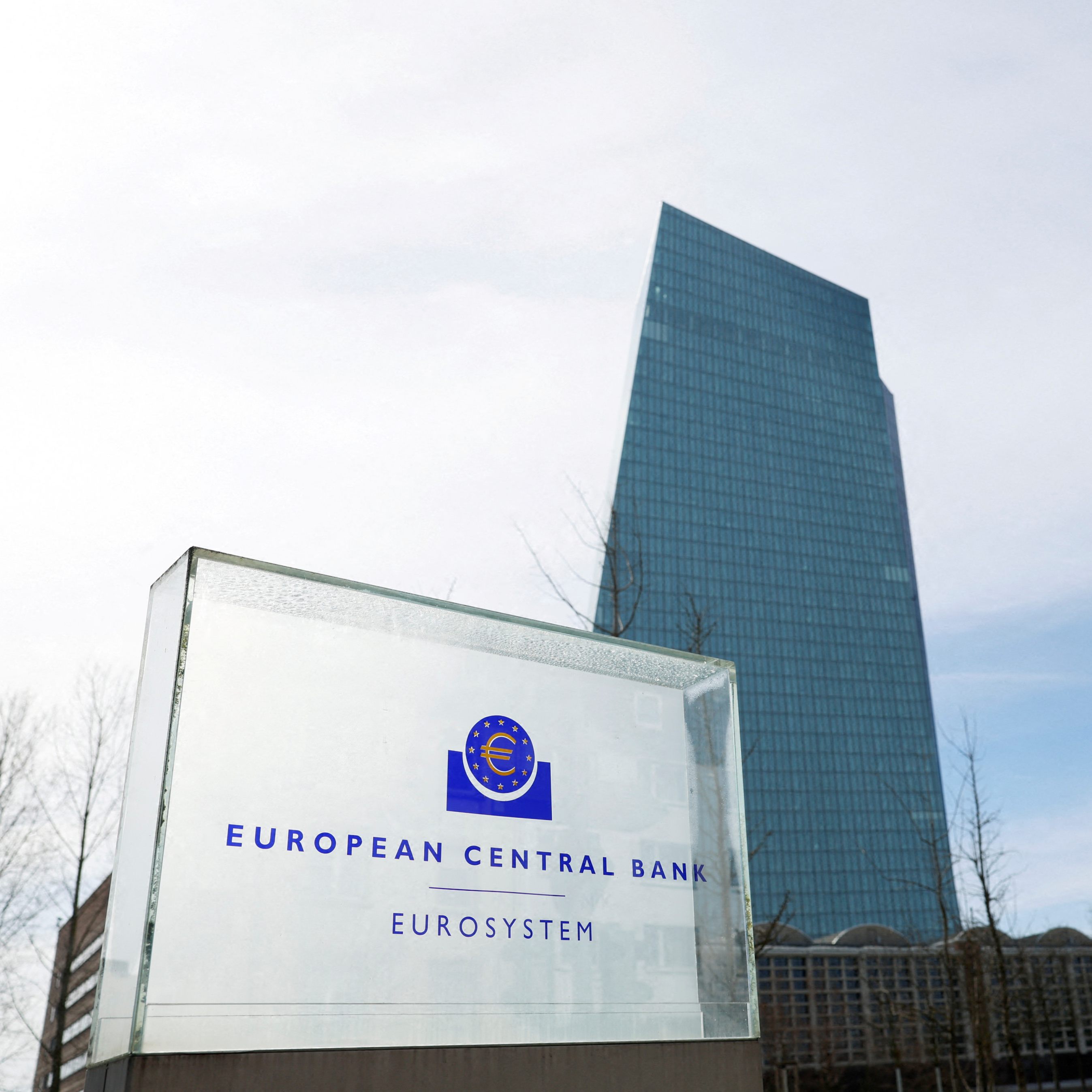 Der EZB-Chefvolkswirt stellt einen weiteren Zinsschritt im Mai in Aussicht.