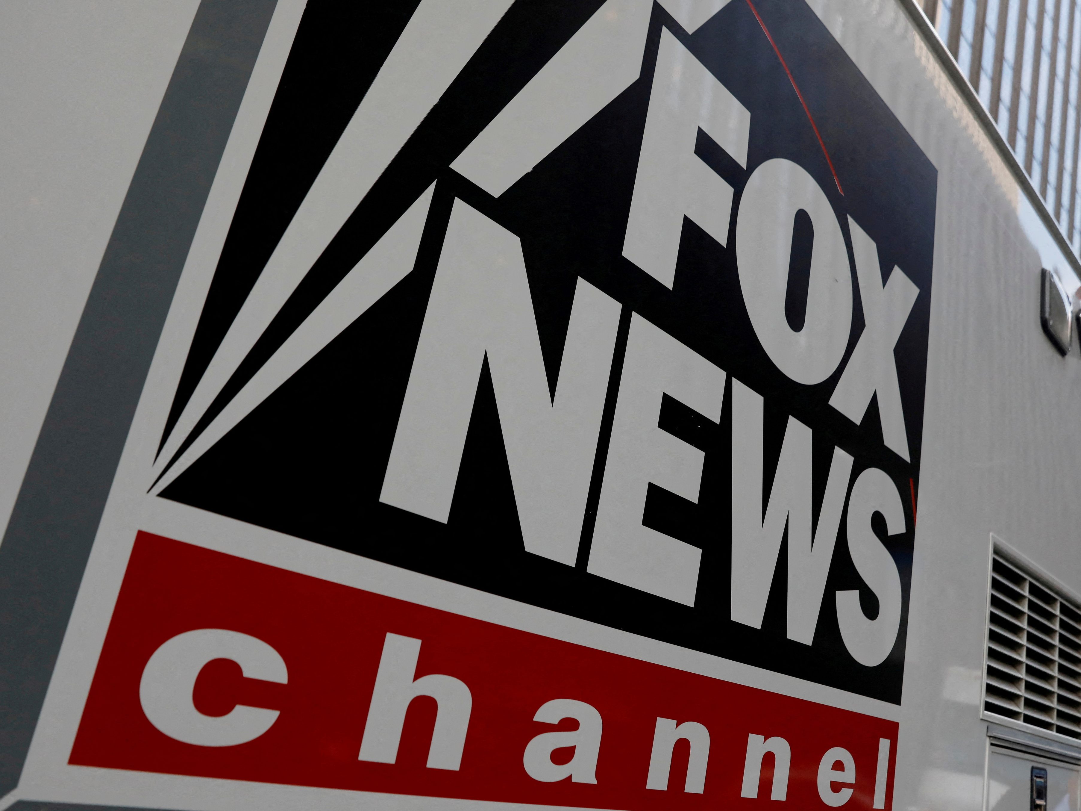 Der Prozess gegen den US-Sender Fox News soll nun am Dienstag beginnen.