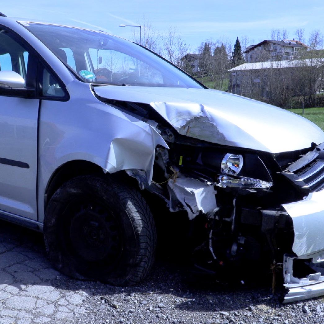 Der schwer beschädigte Unfallwagen.