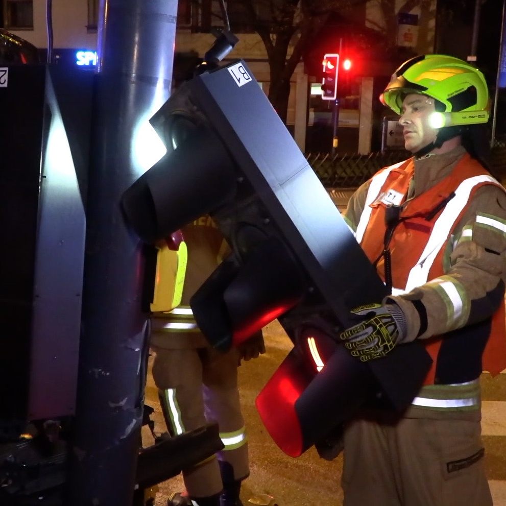Der Alkolenker prallte frontal gegen die Ampel.