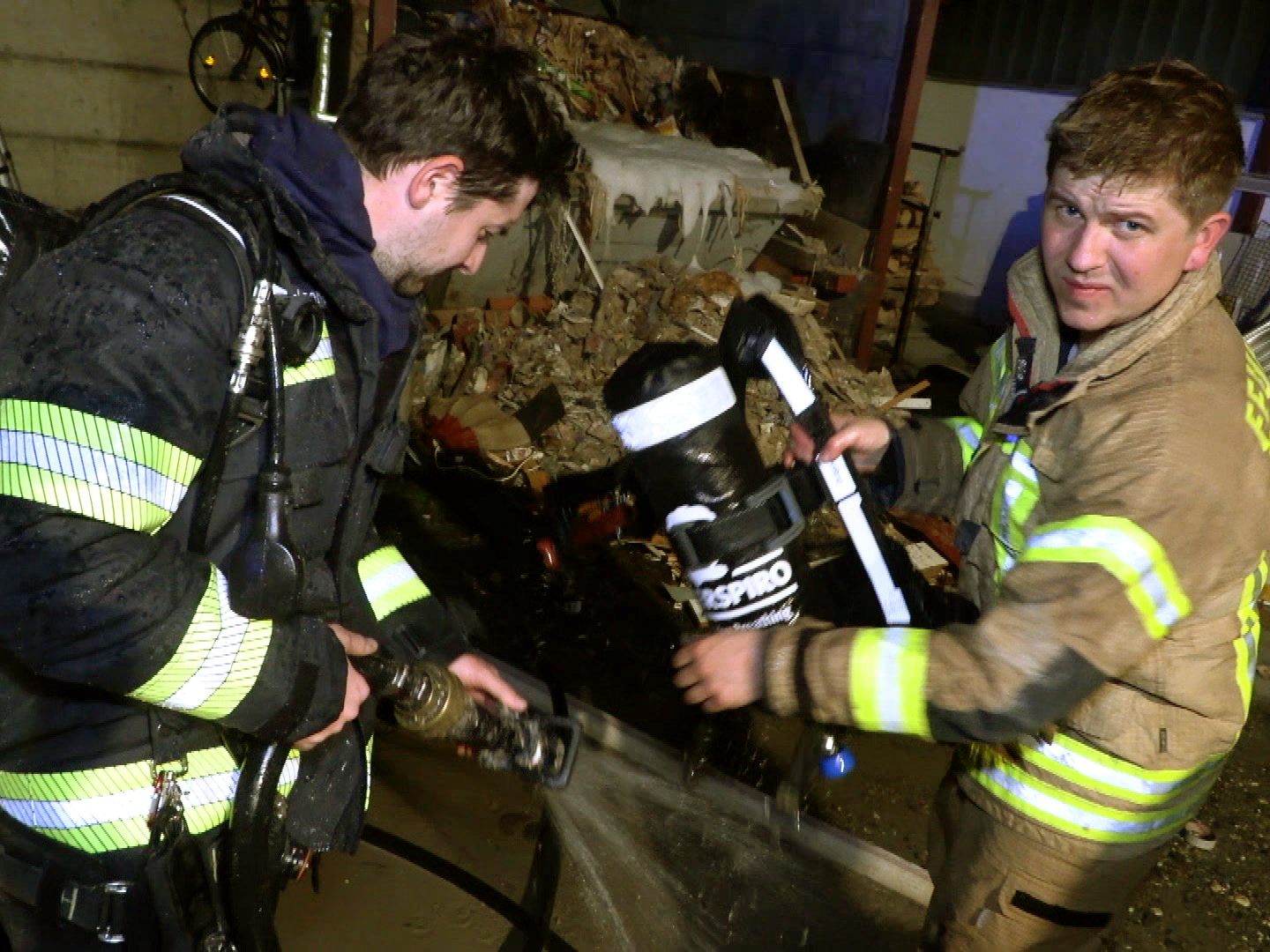 Die Feuerwehrleute im Einsatz bei der Dornbirner Tischlerei. Die Feuerwehrleute im Einsatz bei der Dornbirner Tischlerei.