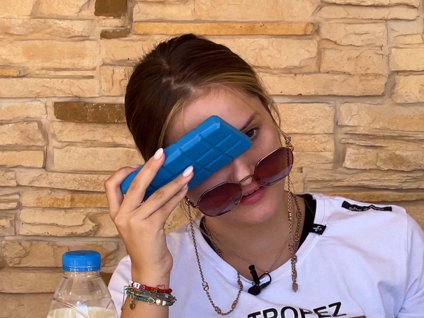 Davina hat Probleme mit ihrem Auge. Davina hat Probleme mit ihrem Auge.