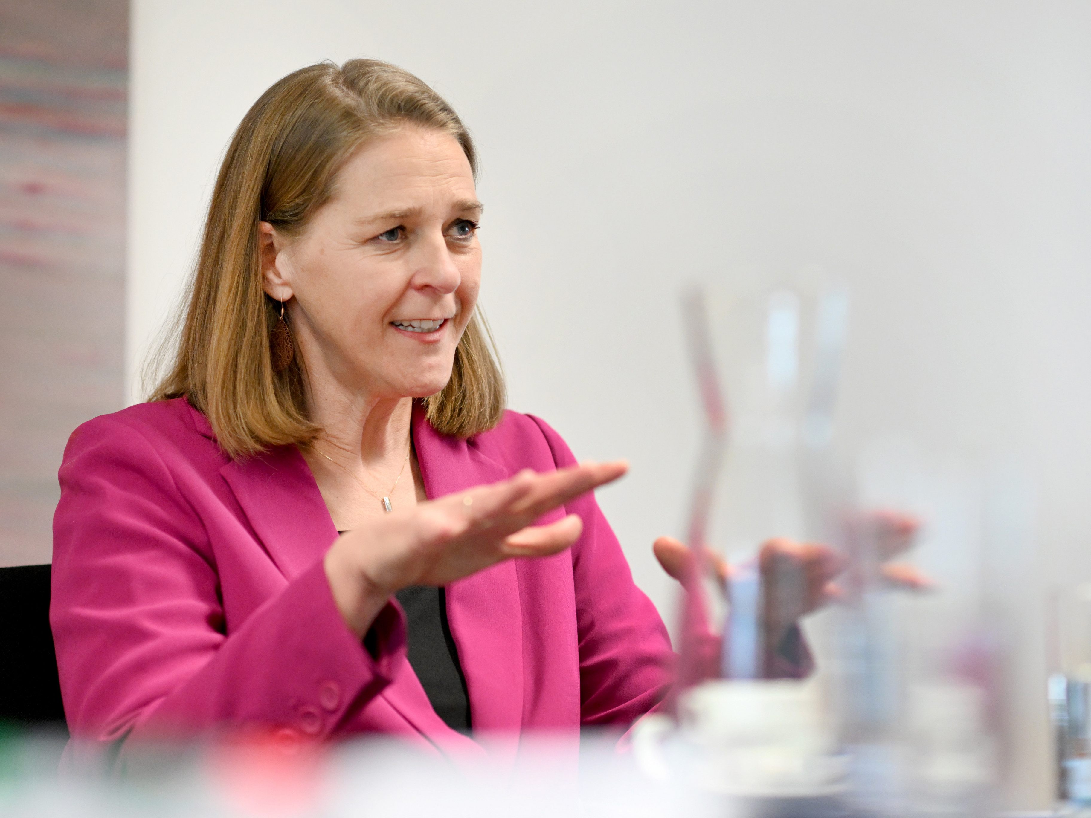NEOS-Kandidatin Klambauer will die "Dirndl-Koalition" nach der Salzburg-Wahl fortsetzen. NEOS-Kandidatin Klambauer will die "Dirndl-Koalition" nach der Salzburg-Wahl fortsetzen.