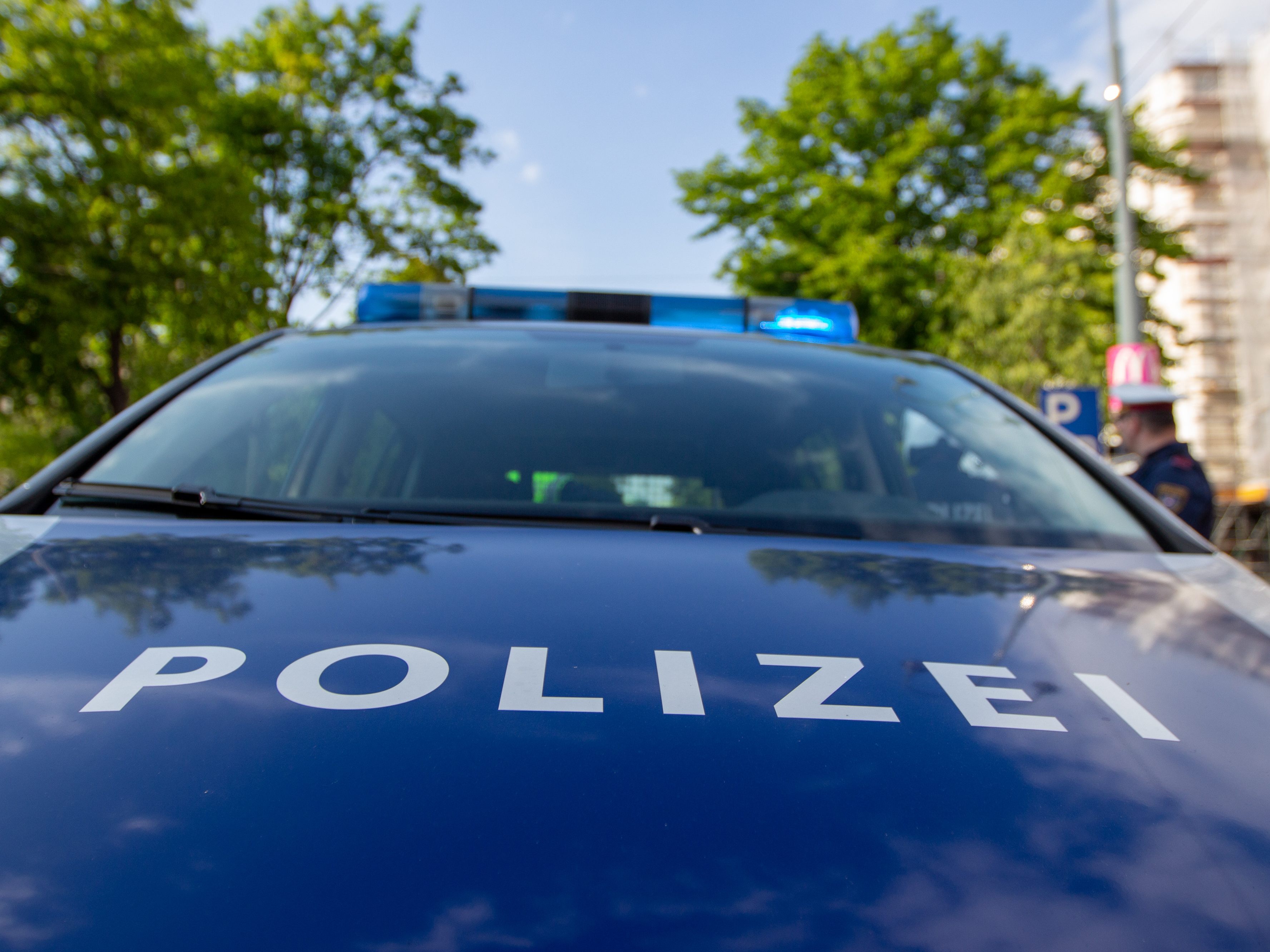 Ein 26-Jähriger randalierte in Wien-Leopoldstadt und würgte seine Schwester. Ein 26-Jähriger randalierte in Wien-Leopoldstadt und würgte seine Schwester.