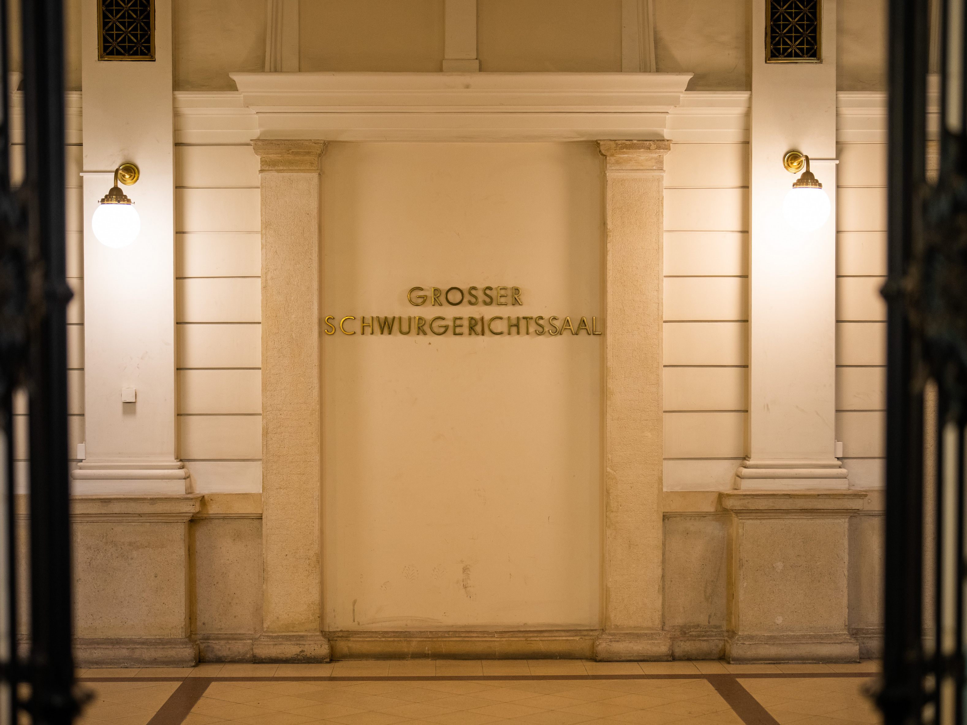 Das Bild zeigt den Eingang zum Großen Schwurgerichtssaal. Das Bild zeigt den Eingang zum Großen Schwurgerichtssaal.