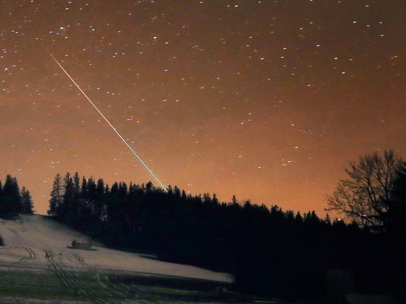 Ein kleiner Meteorit traf ein Haus in Deutschland. Ein kleiner Meteorit traf ein Haus in Deutschland.