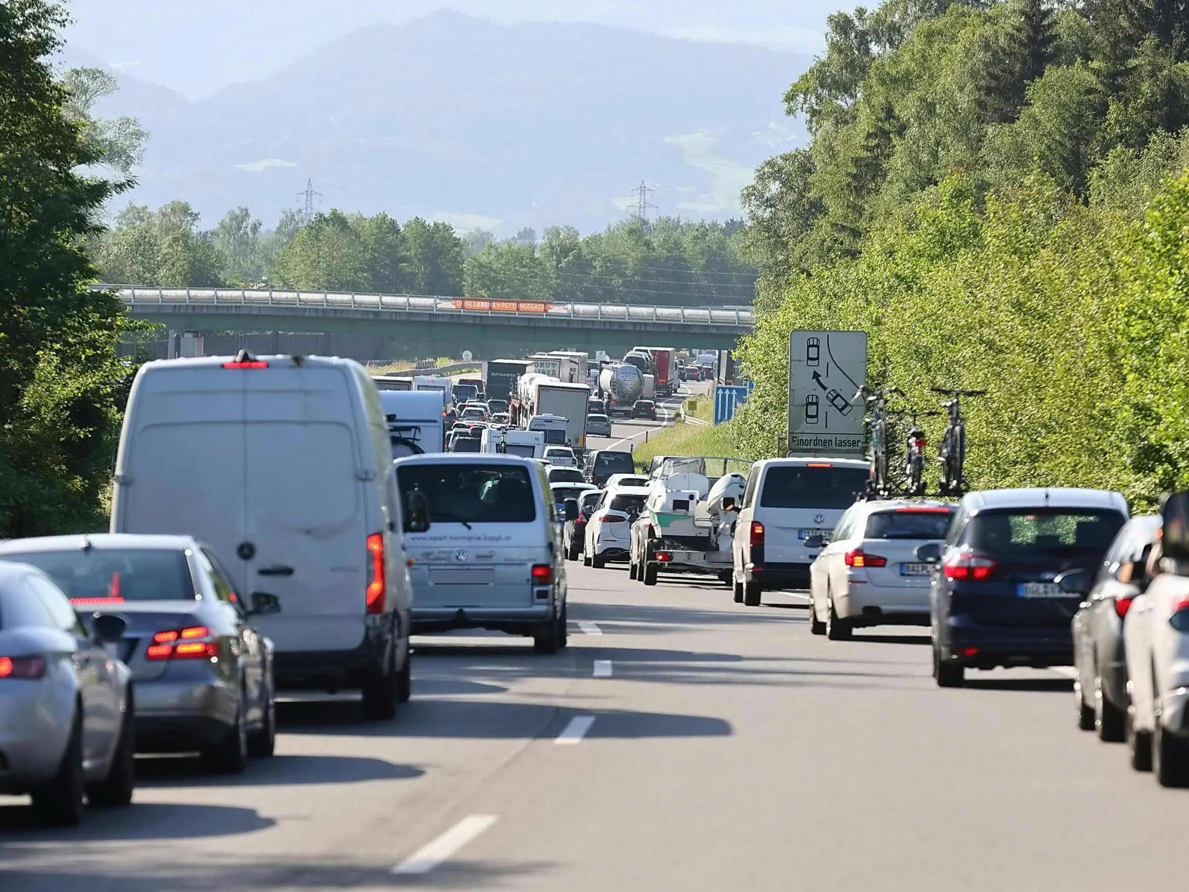 Wegen zwei Reisewellen kann es zu Staus auf Österreichs Straßen am Osterwochenende kommen.