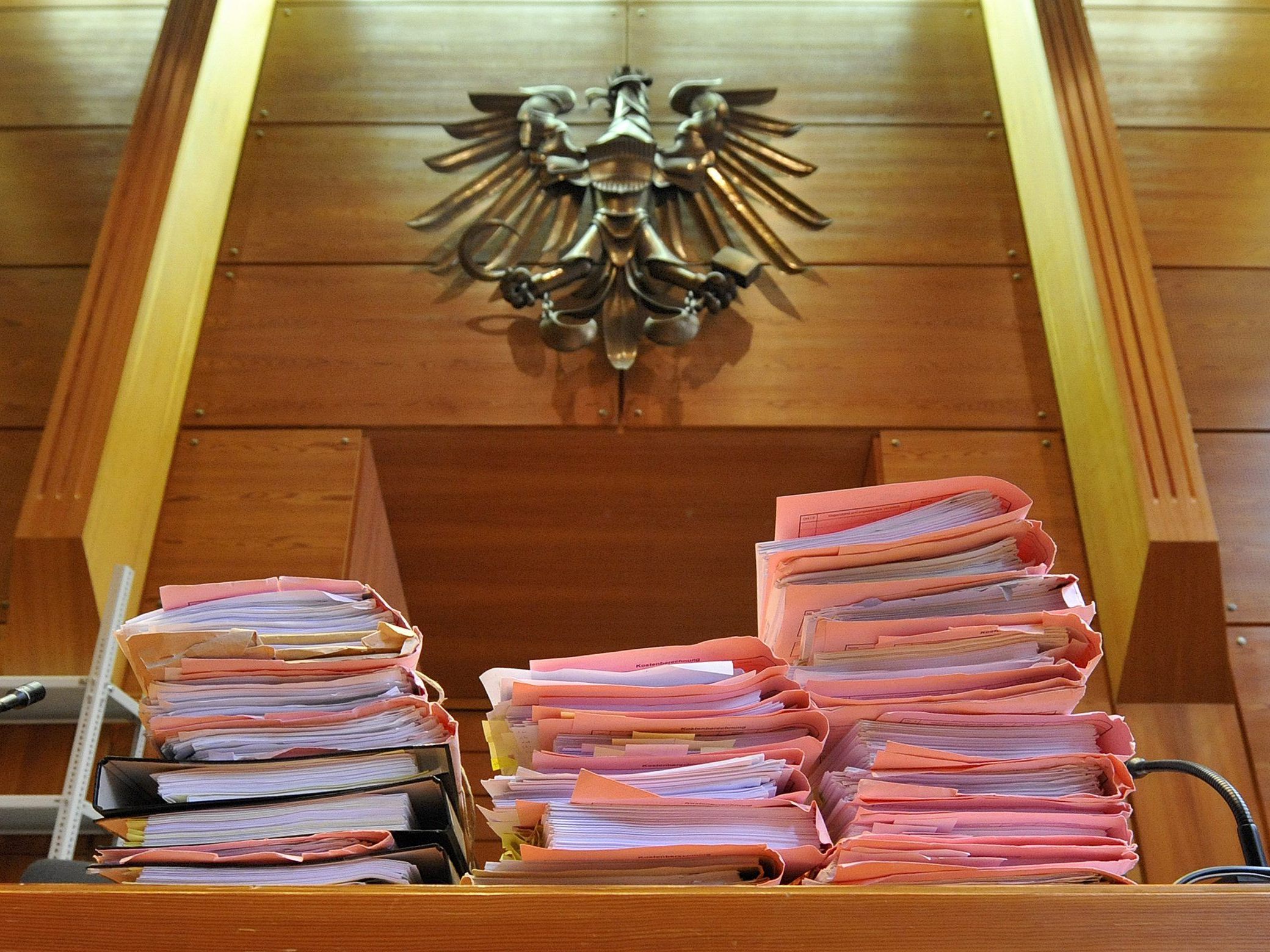 Weil er an Corona erkrankt seinen Nachbarn bespuckte wurde ein Wiener nun zu einer bedingten Haftstrafe verurteilt.