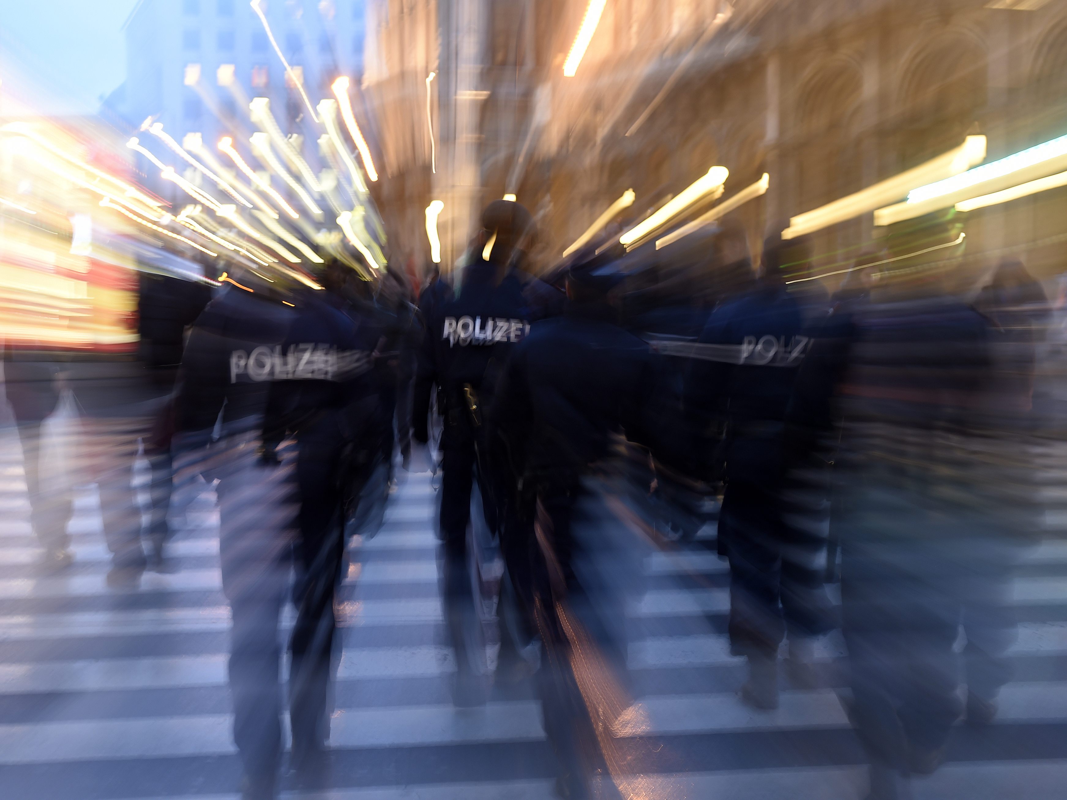 Ein 66-Jähriger bedrohte in Wien-Favoriten Jugendliche mit einer Schreckschusspistole.