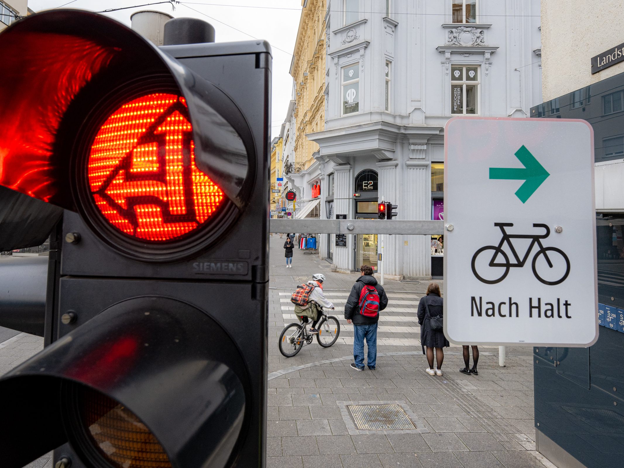 Die Kreuzungen, an denen Radfahrer bei Rot rechts abbiegen dürfen, sind beschildert.