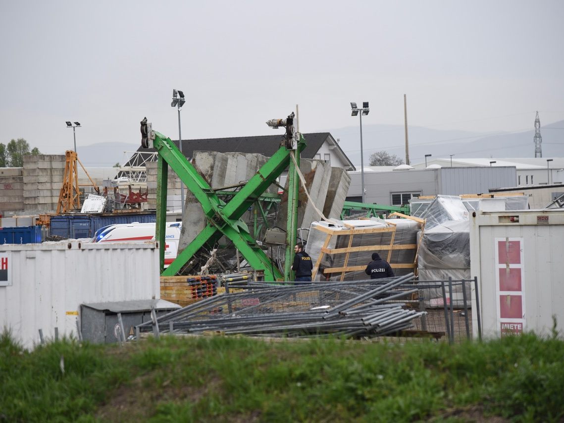 Ein Turmdrehkran war auf den Sattelschlepper gestürzt.