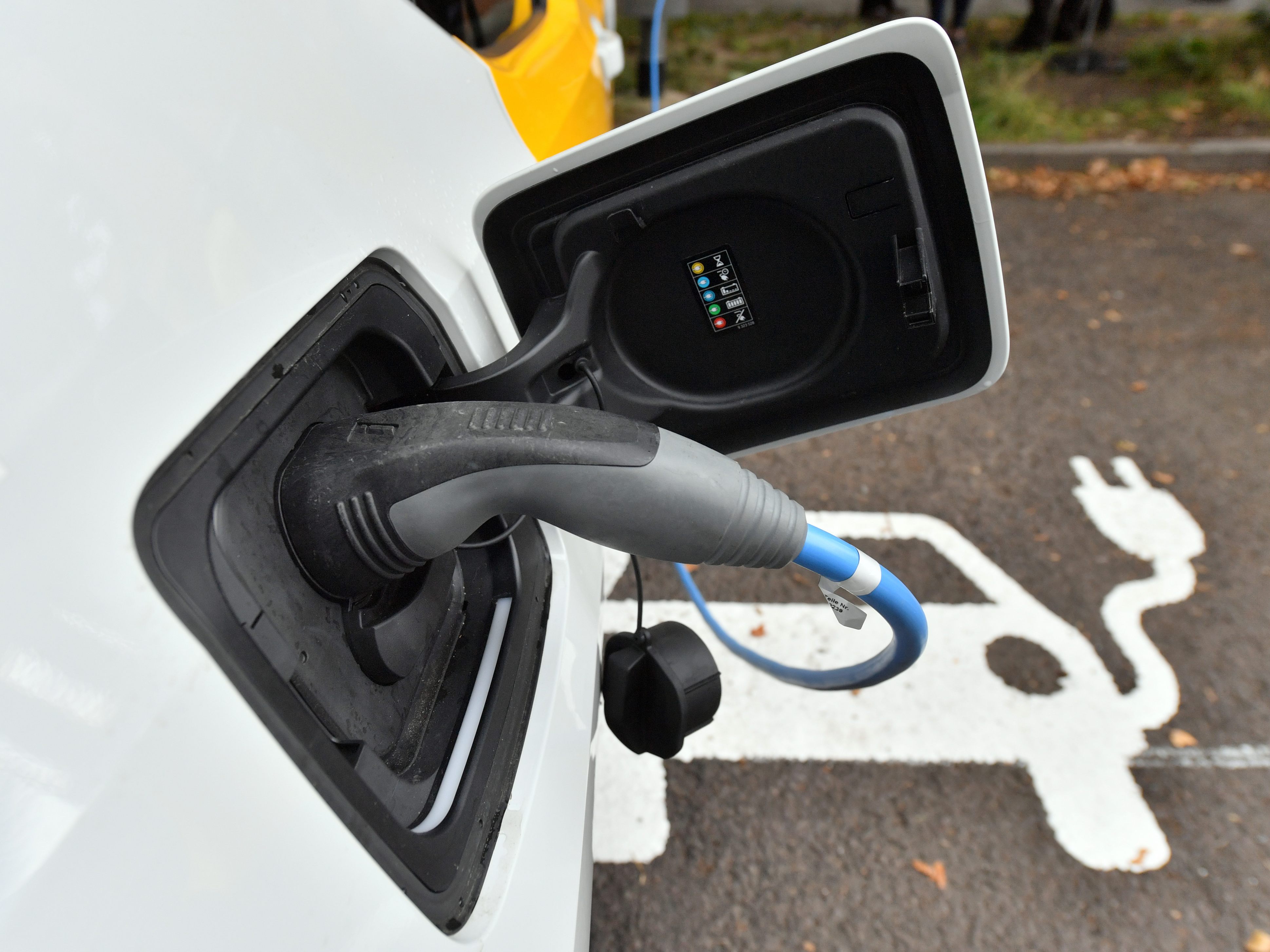 Ein weiterer Ausbau der E-Ladestationen auf Autobahnen ist bis 2035 geplant.