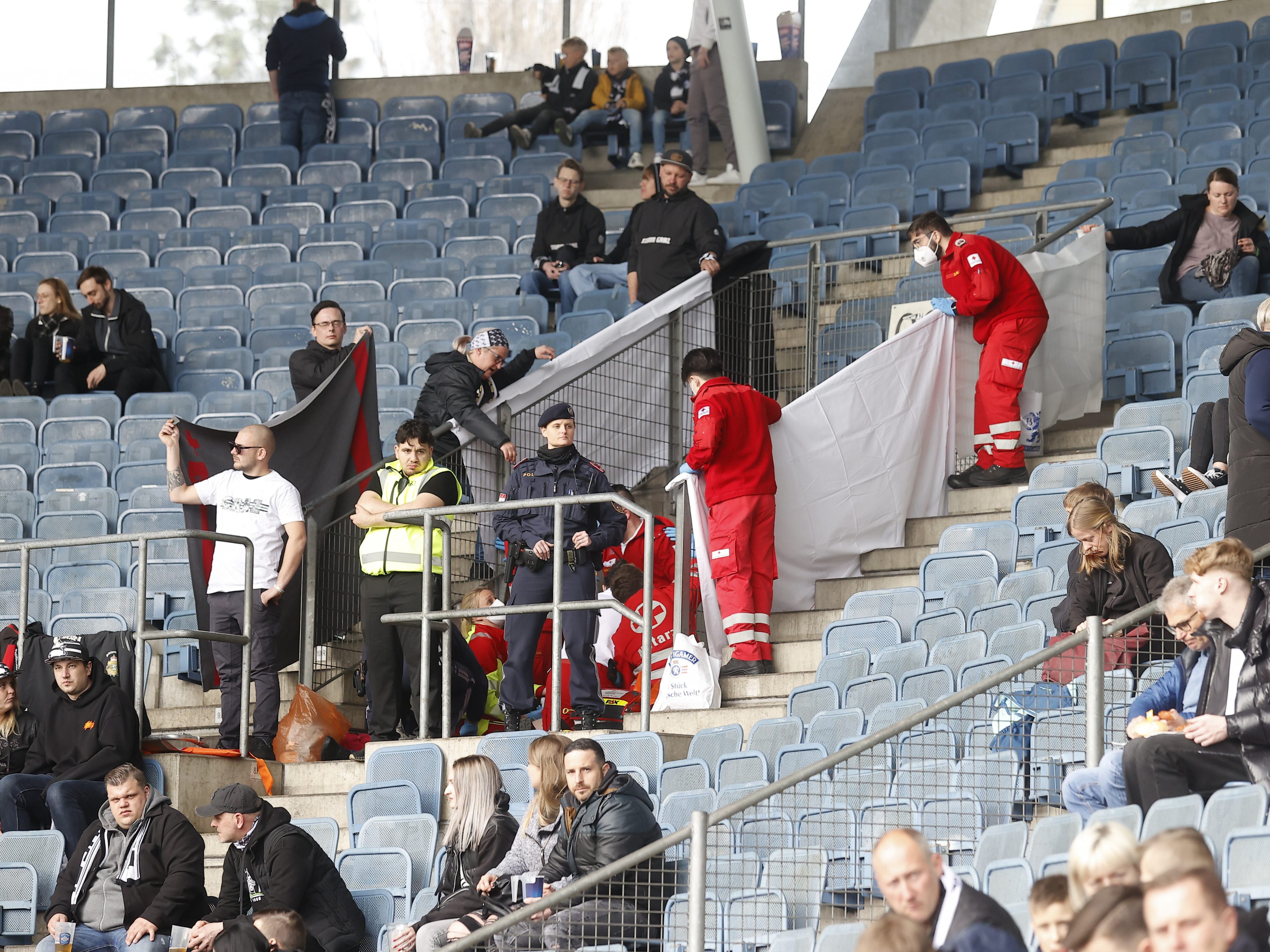 Aufgrund eines medizinischen Notfalls auf der Tribüne wurde der Spielbeginn verlegt. Aufgrund eines medizinischen Notfalls auf der Tribüne wurde der Spielbeginn verlegt.