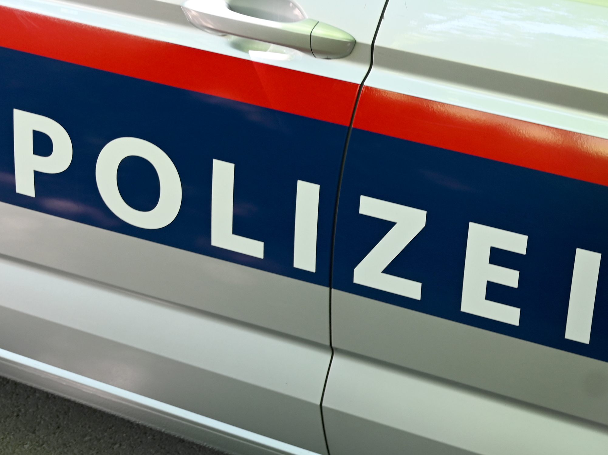 Die Polizei verhaftete einen Supermarkt-Einbrecher. Die Polizei verhaftete einen Supermarkt-Einbrecher.