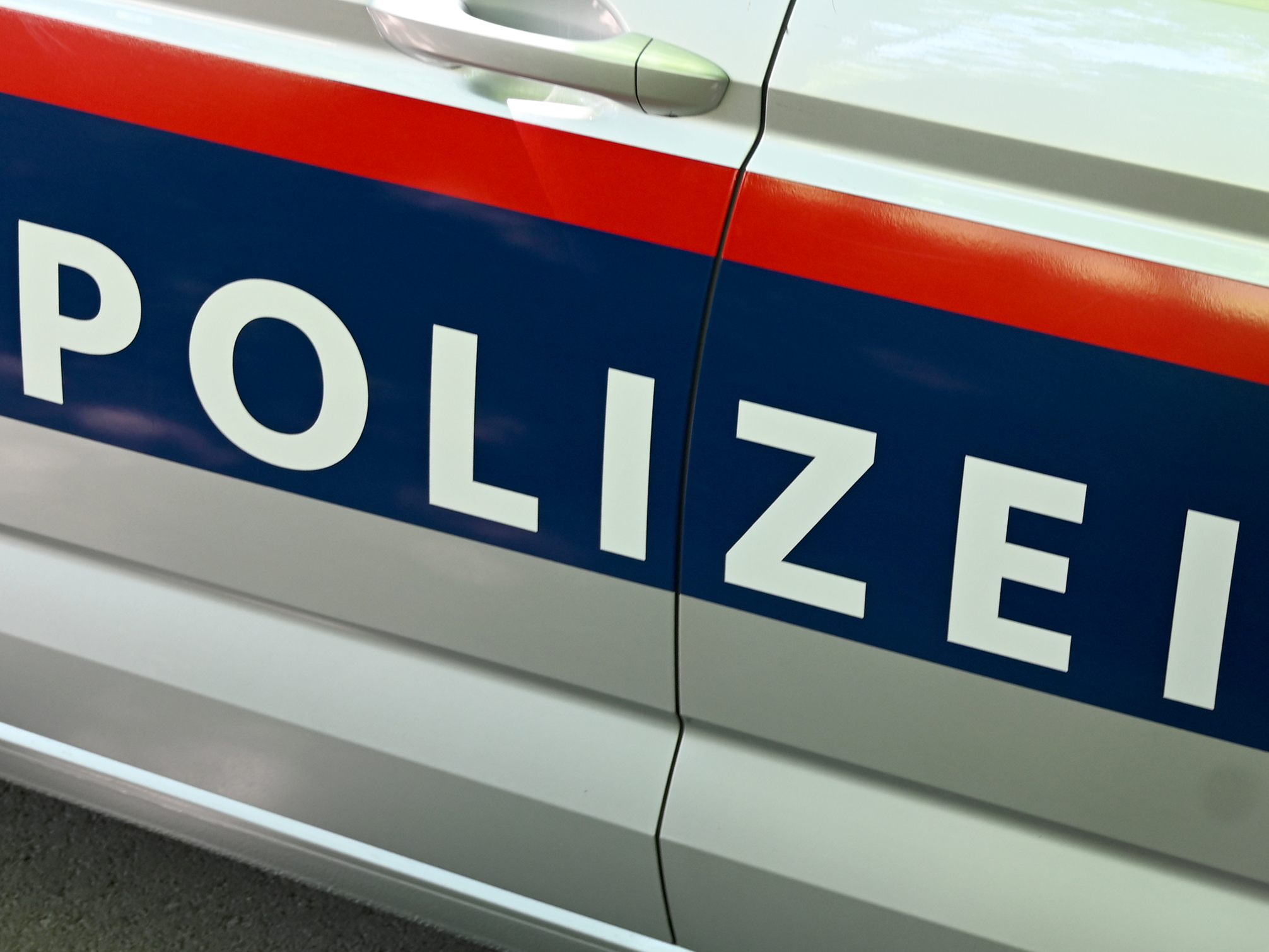 Im Bezirk Neunkirchen wurden mehrere Fahrzeuge beschädigt.