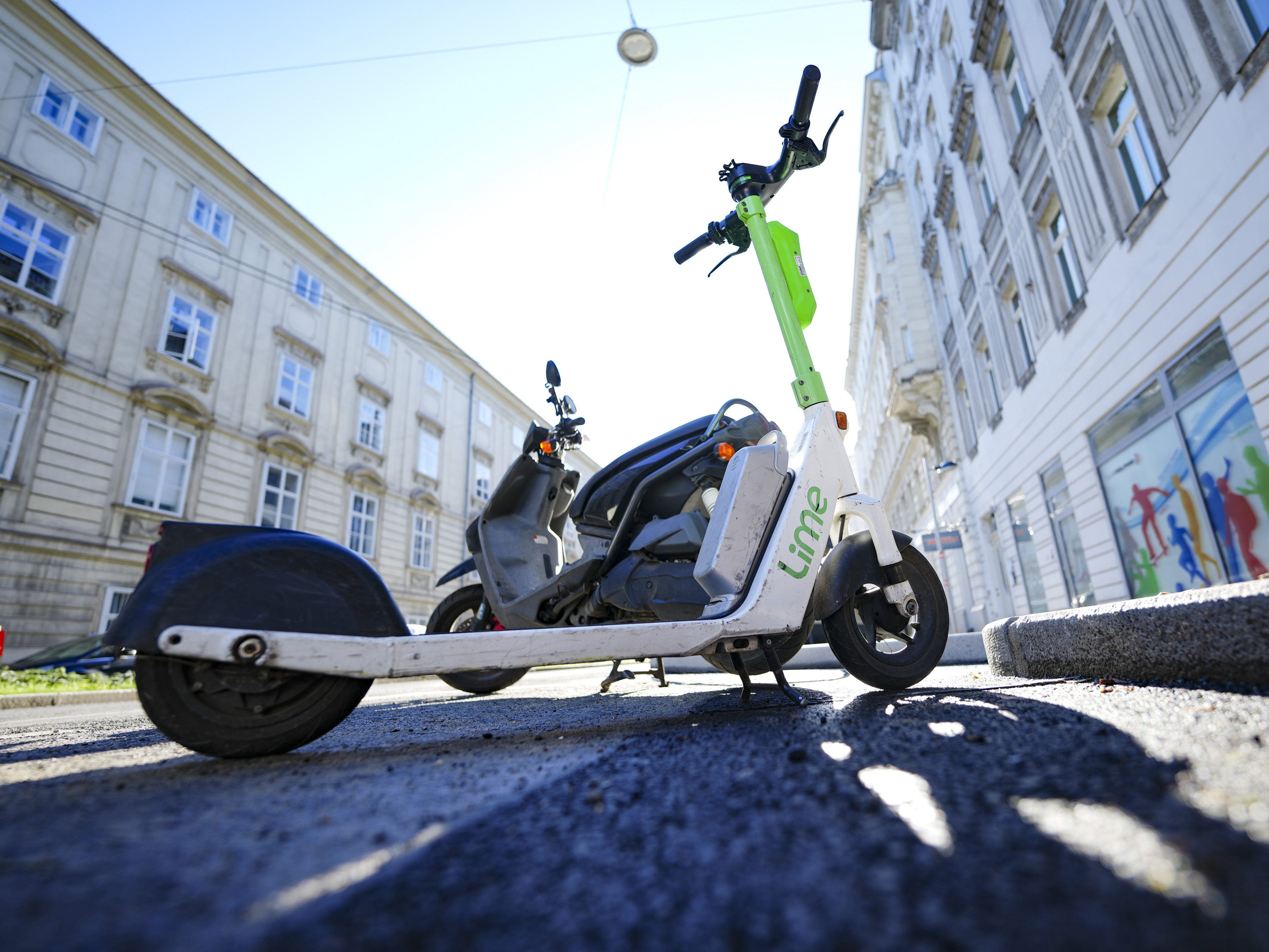 Die Stadt Wien setzt beim Thema Leih-E-Scooter auf neue Regeln statt auf ein Verbot. Die Stadt Wien setzt beim Thema Leih-E-Scooter auf neue Regeln statt auf ein Verbot.