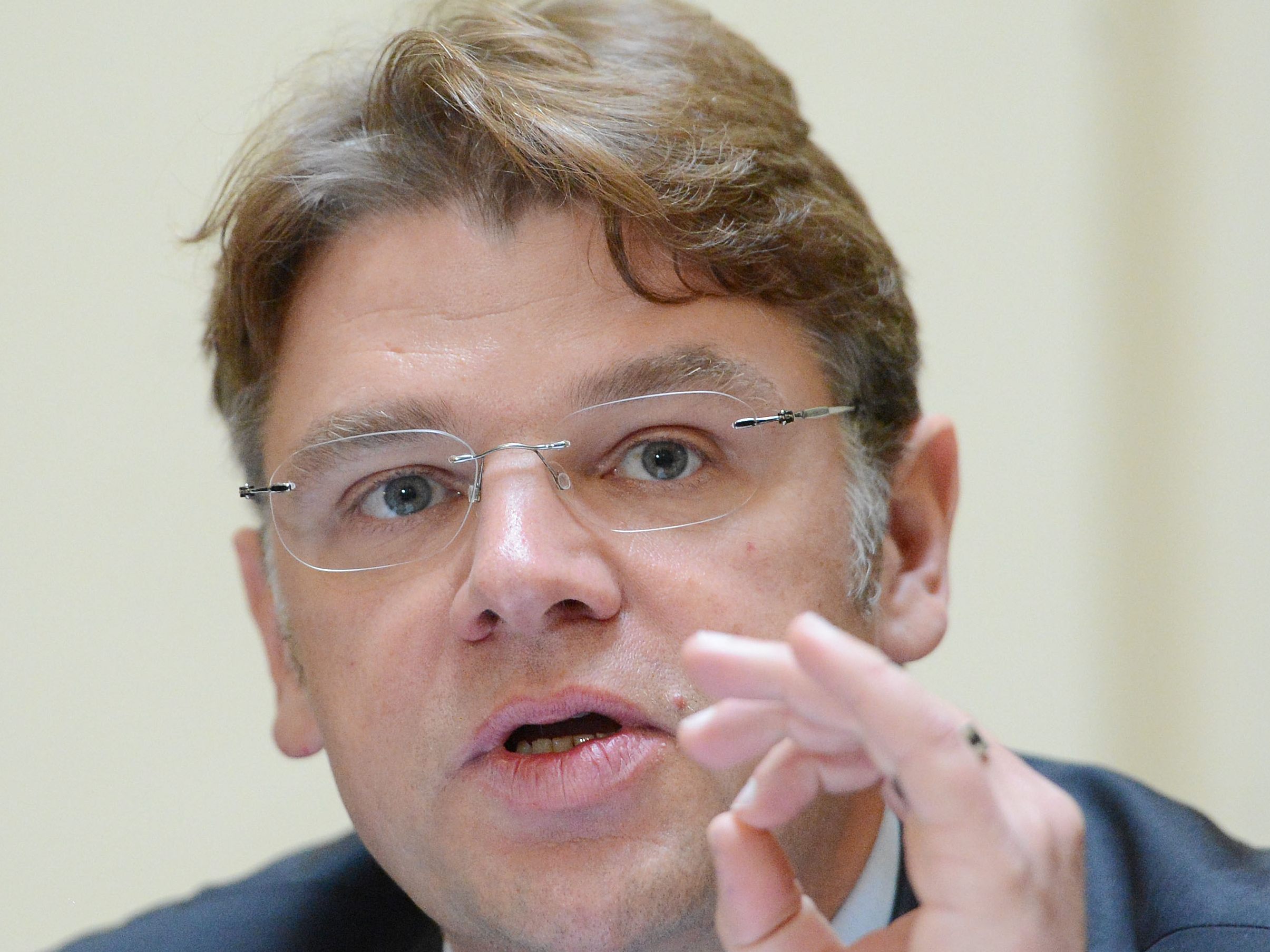 Medienexperte Matthias Karmasin sieht große Einsparungen auf den ORF zukommen. Medienexperte Matthias Karmasin sieht große Einsparungen auf den ORF zukommen.