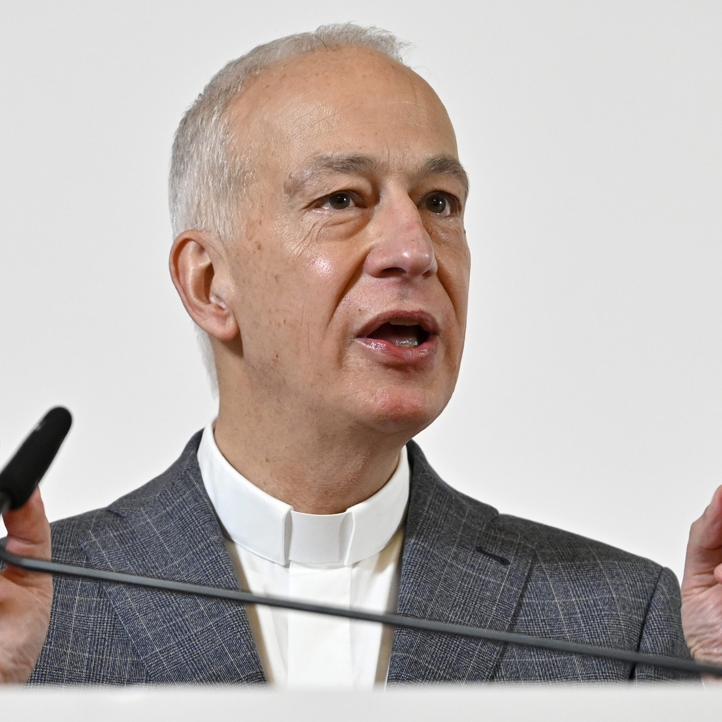 Caritas-Präsident Michael Landau fordert weitere Maßnahmen in der Pflege.