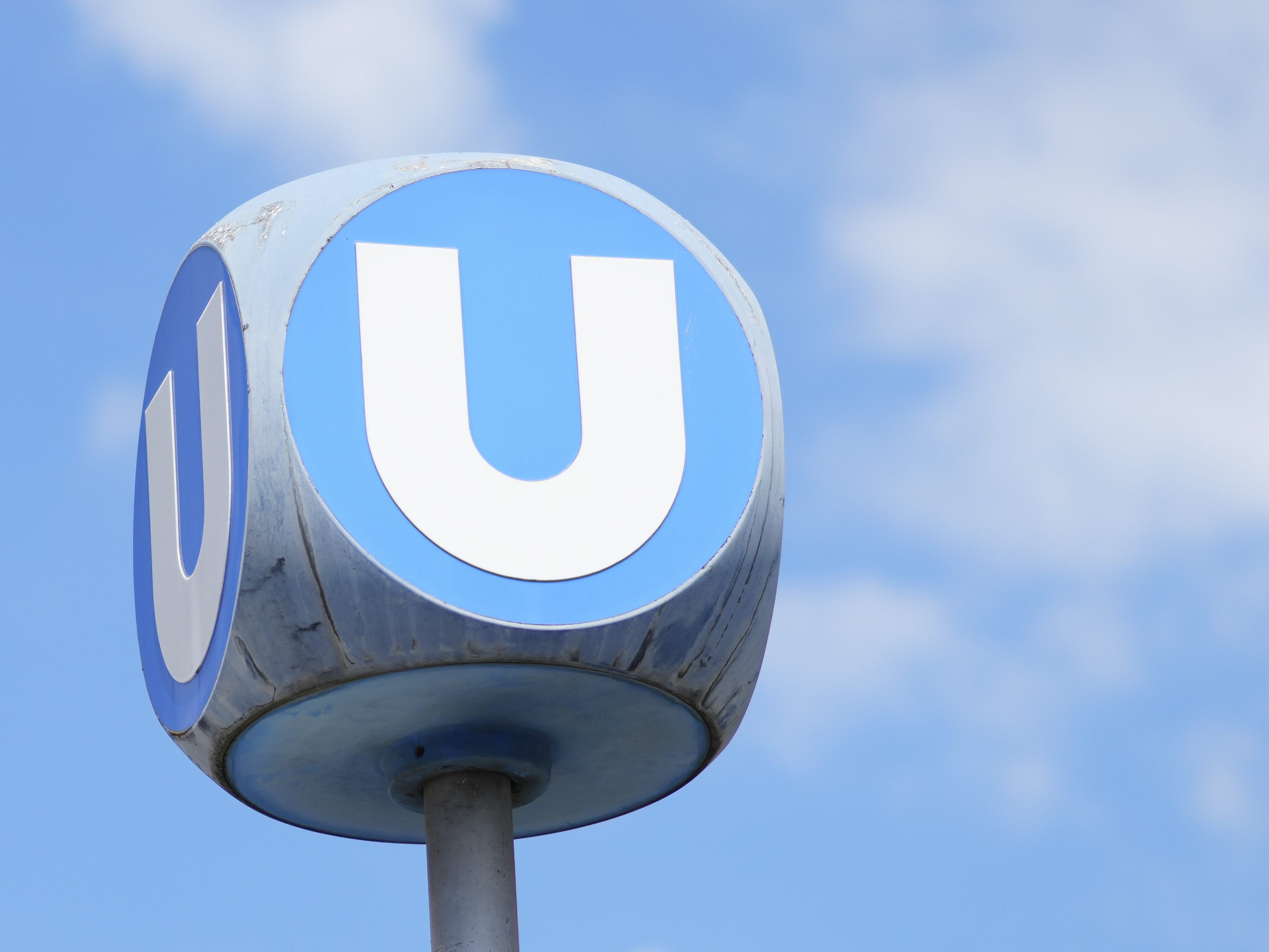 Eine junge Frau wurde in der Wiener U6 angepöbelt. Eine junge Frau wurde in der Wiener U6 angepöbelt.