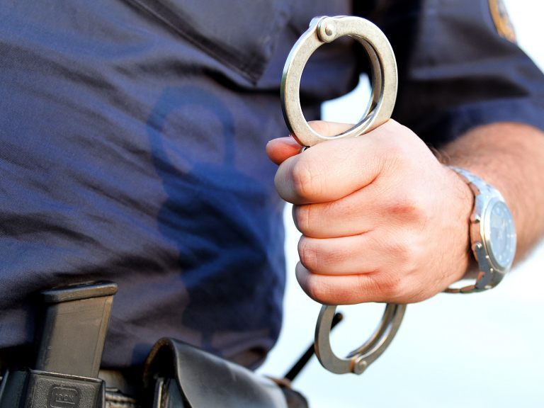 Der Suchtmitteldealer wurde in Wien-Favoriten auf frischer Tat ertappt und festgenommen. Der Suchtmitteldealer wurde in Wien-Favoriten auf frischer Tat ertappt und festgenommen.