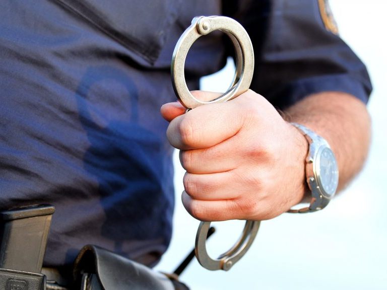 Der Mann, der den neuen Lebensgefährtin der Ex-Freundin mit einem Messer verletzt haben soll, wurde festgenommen. Der Mann, der den neuen Lebensgefährtin der Ex-Freundin mit einem Messer verletzt haben soll, wurde festgenommen.